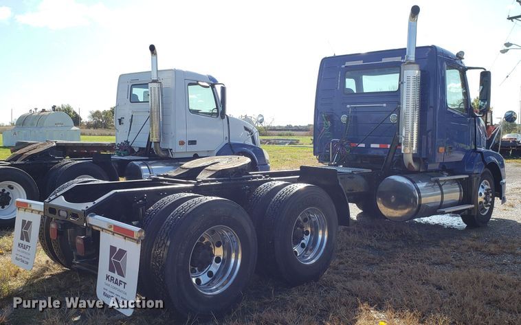 image for item DG8817 2006 Volvo VN semi truck