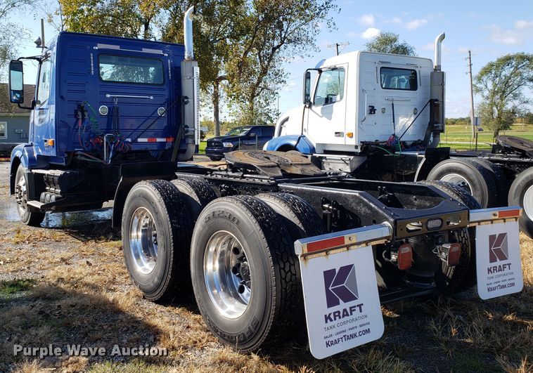 image for item DG8817 2006 Volvo VN semi truck