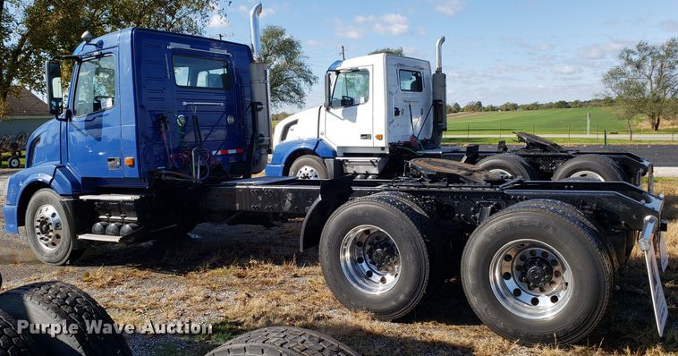 image for item DG8817 2006 Volvo VN semi truck