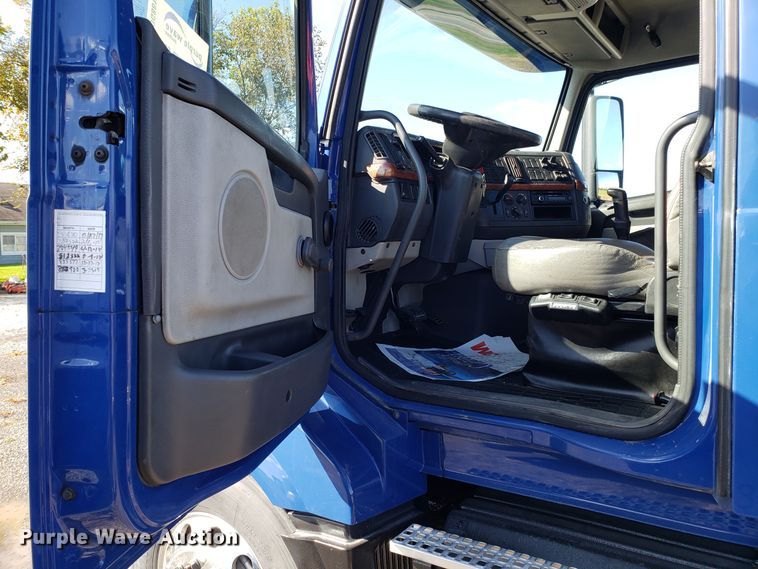 image for item DG8817 2006 Volvo VN semi truck