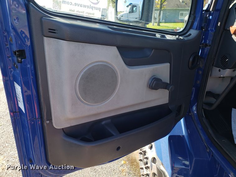 image for item DG8817 2006 Volvo VN semi truck