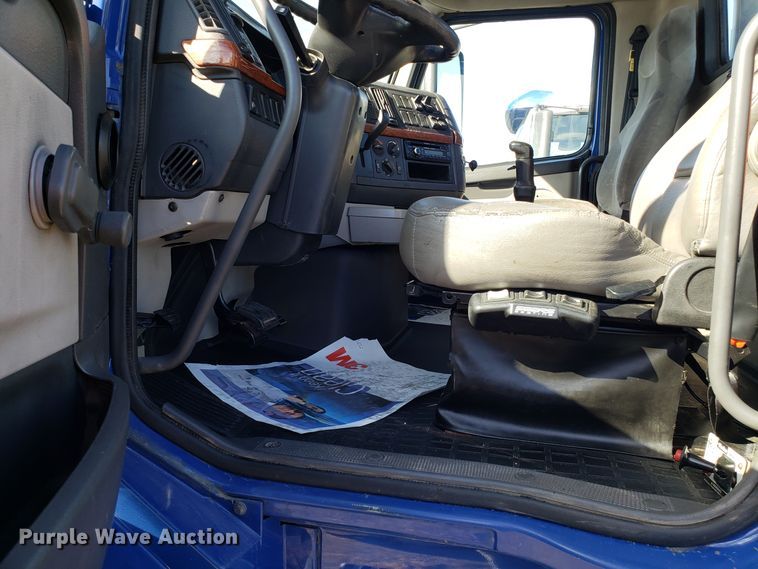 image for item DG8817 2006 Volvo VN semi truck