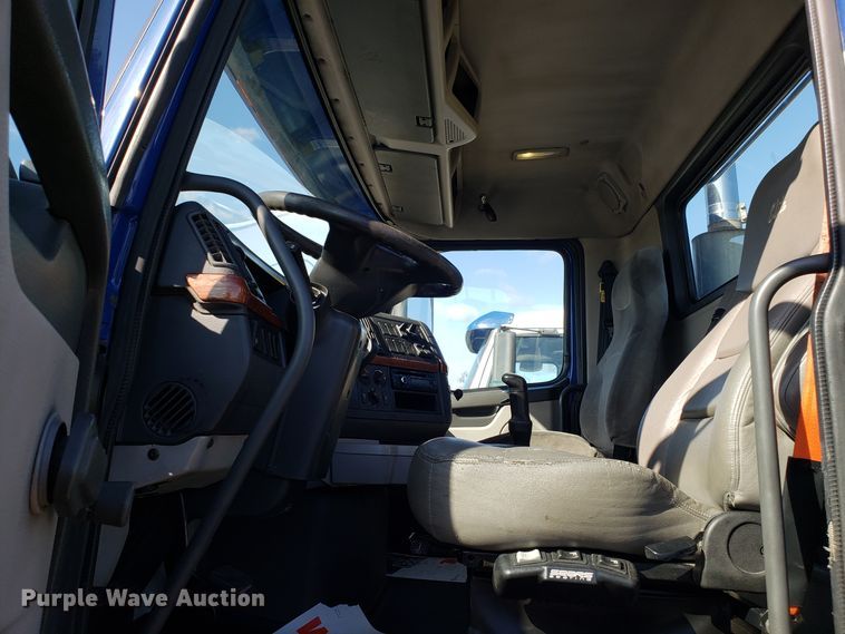 image for item DG8817 2006 Volvo VN semi truck