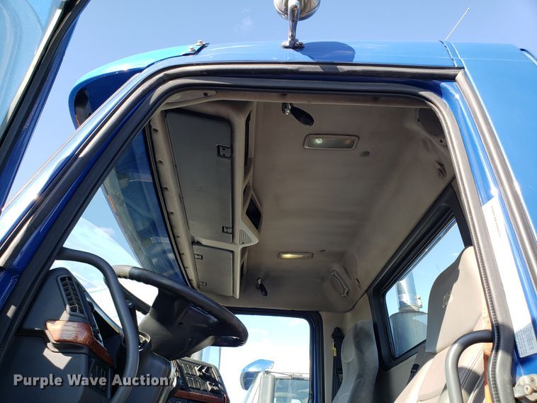 image for item DG8817 2006 Volvo VN semi truck