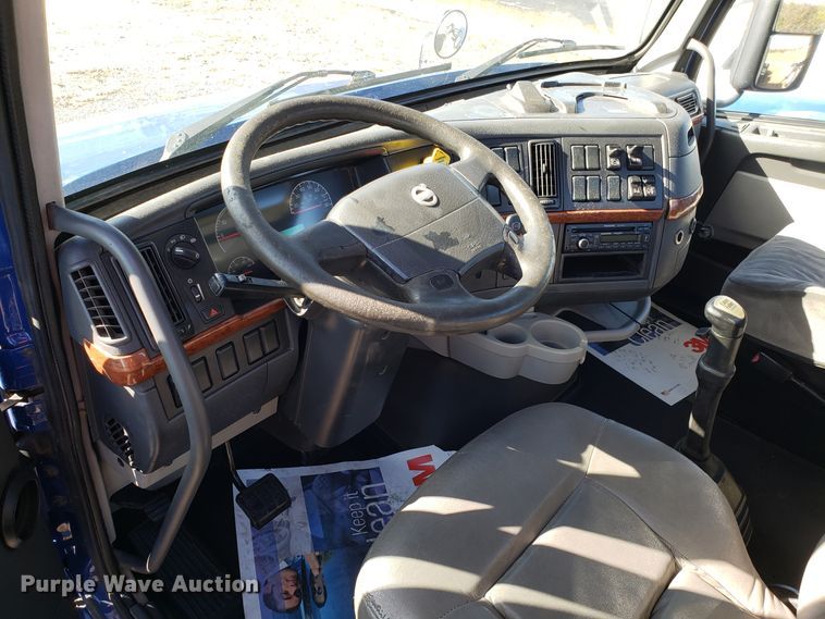 image for item DG8817 2006 Volvo VN semi truck