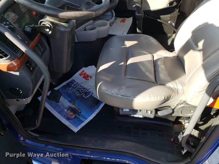 image for item DG8817 2006 Volvo VN semi truck