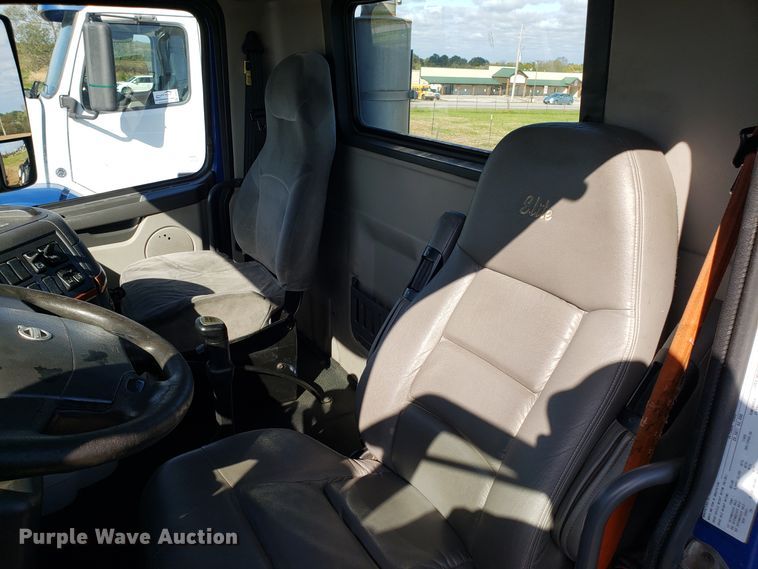 image for item DG8817 2006 Volvo VN semi truck