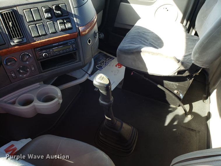 image for item DG8817 2006 Volvo VN semi truck