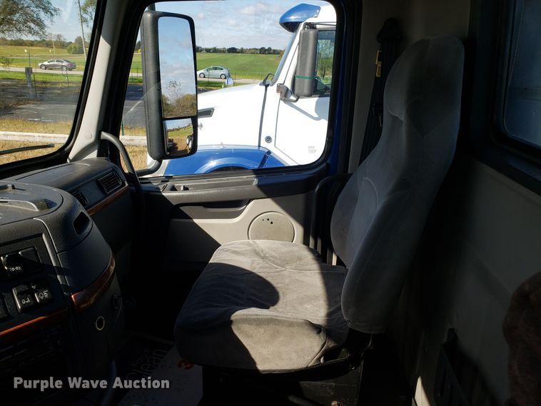 image for item DG8817 2006 Volvo VN semi truck