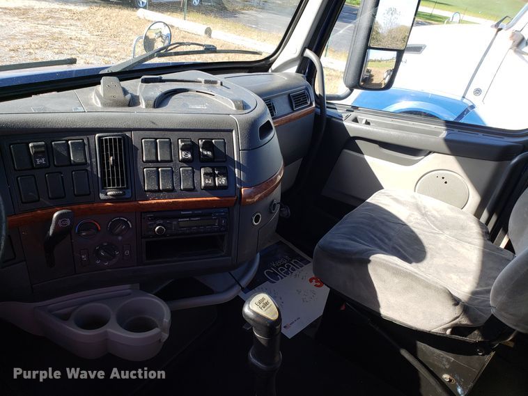 image for item DG8817 2006 Volvo VN semi truck