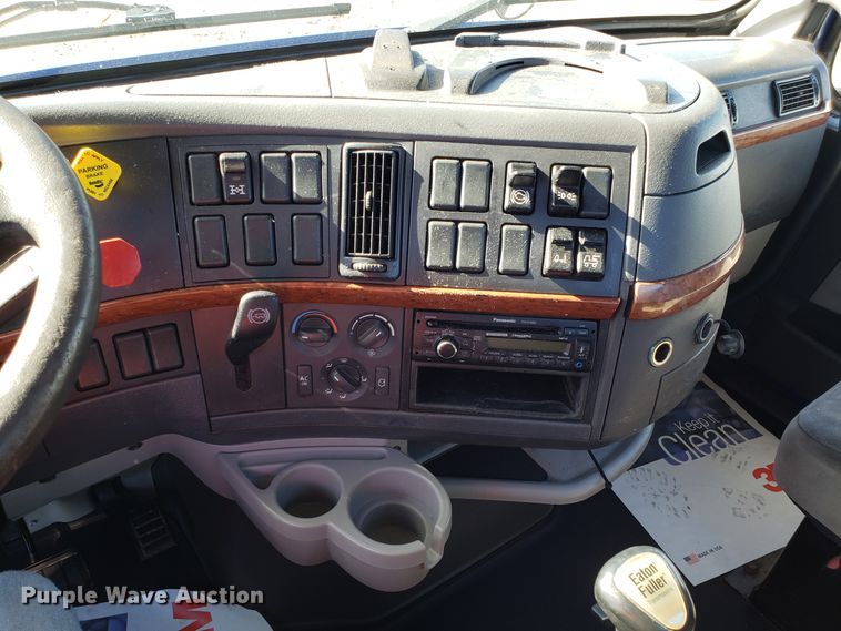 image for item DG8817 2006 Volvo VN semi truck