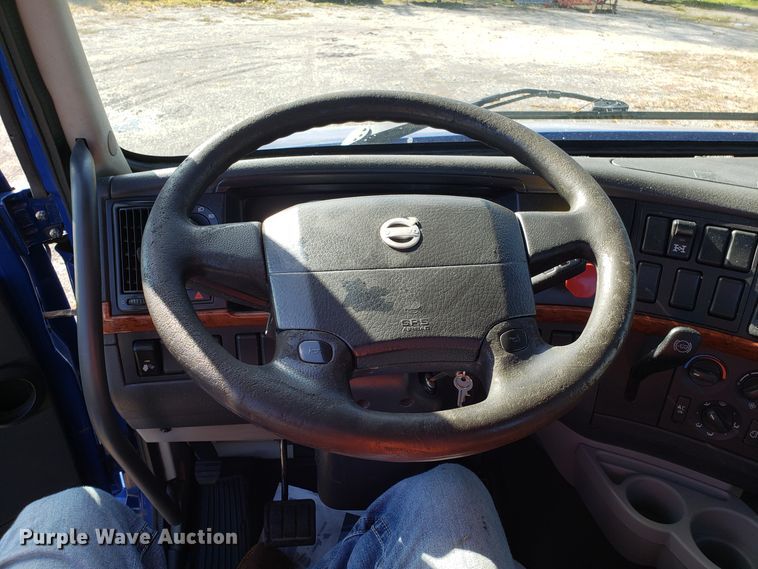 image for item DG8817 2006 Volvo VN semi truck