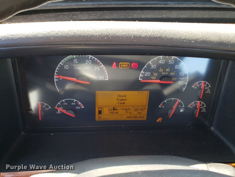 image for item DG8817 2006 Volvo VN semi truck