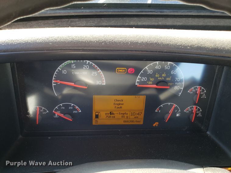 image for item DG8817 2006 Volvo VN semi truck