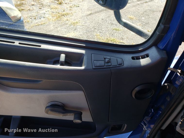 image for item DG8817 2006 Volvo VN semi truck