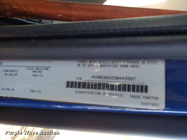 image for item DG8817 2006 Volvo VN semi truck