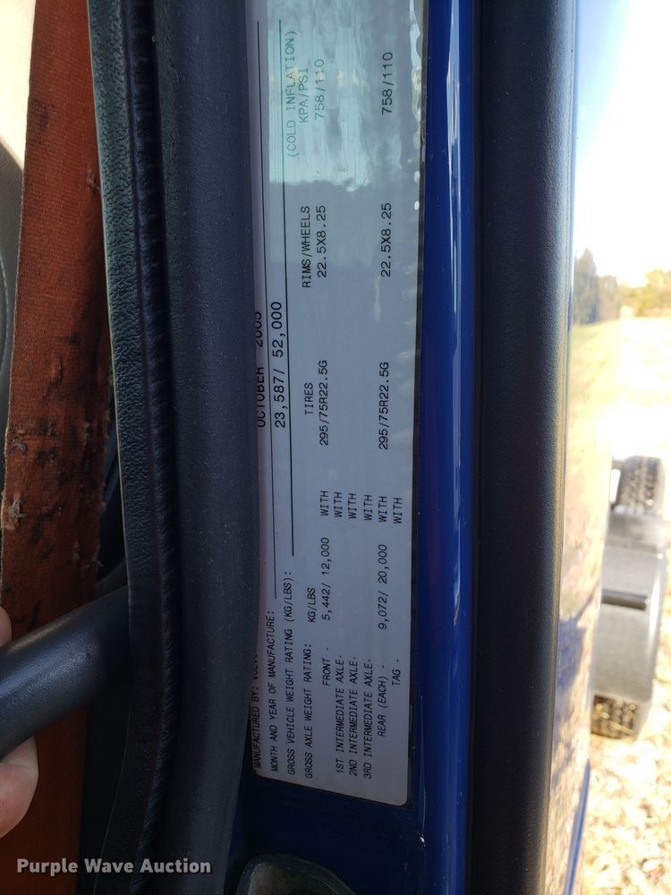 image for item DG8817 2006 Volvo VN semi truck