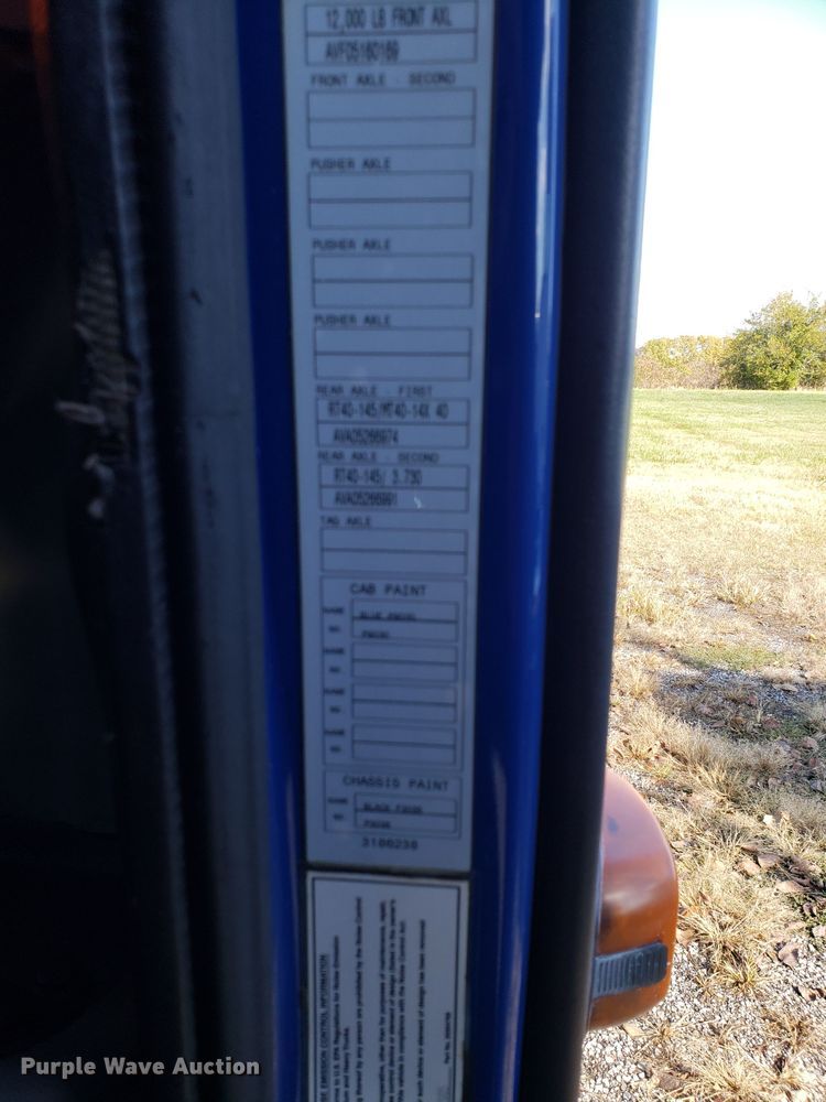 image for item DG8817 2006 Volvo VN semi truck