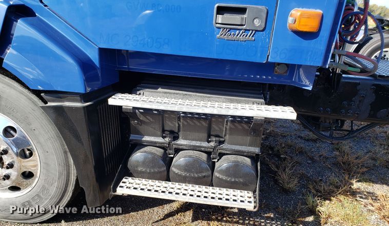 image for item DG8817 2006 Volvo VN semi truck