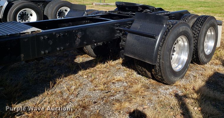 image for item DG8817 2006 Volvo VN semi truck