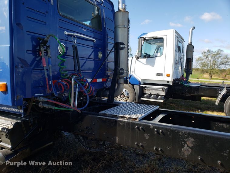 image for item DG8817 2006 Volvo VN semi truck