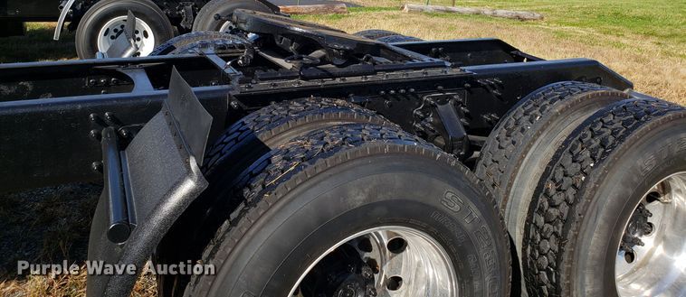 image for item DG8817 2006 Volvo VN semi truck