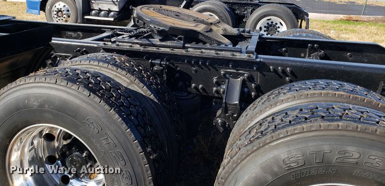 image for item DG8817 2006 Volvo VN semi truck