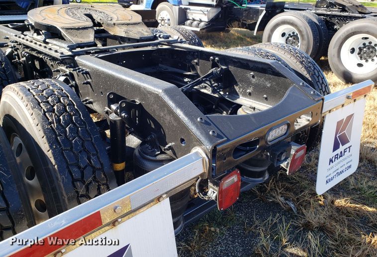 image for item DG8817 2006 Volvo VN semi truck