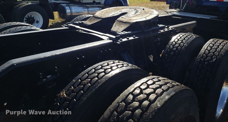 image for item DG8817 2006 Volvo VN semi truck