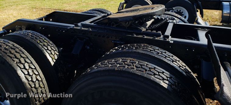 image for item DG8817 2006 Volvo VN semi truck