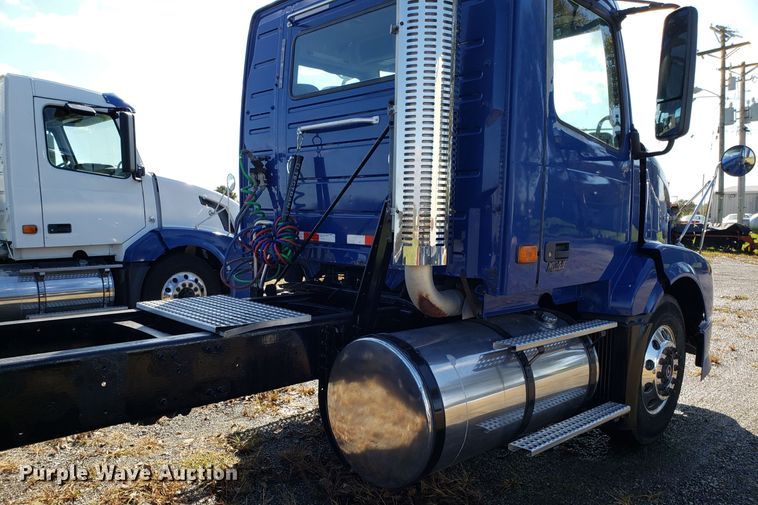 image for item DG8817 2006 Volvo VN semi truck