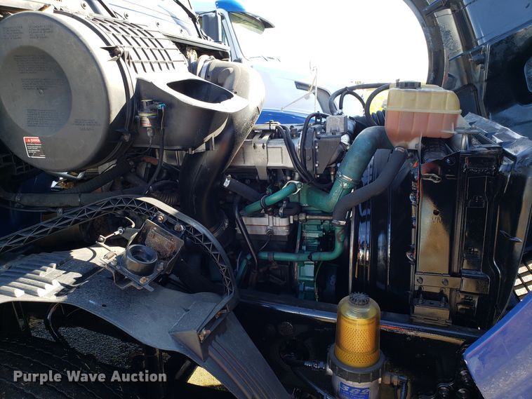 image for item DG8817 2006 Volvo VN semi truck