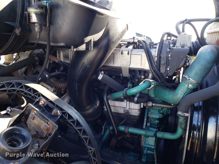 image for item DG8817 2006 Volvo VN semi truck