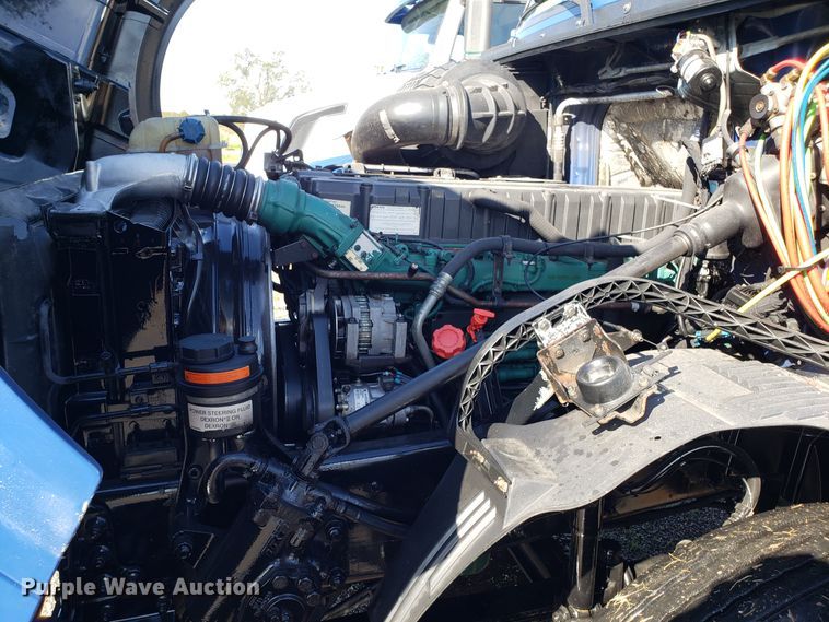 image for item DG8817 2006 Volvo VN semi truck