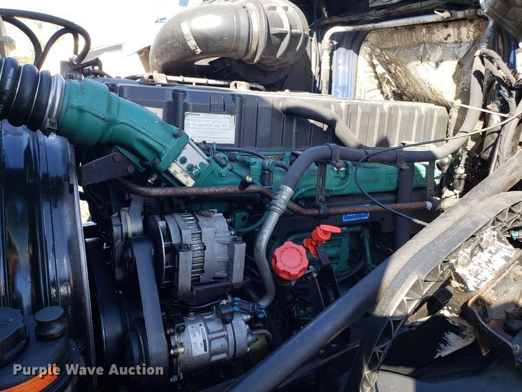 image for item DG8817 2006 Volvo VN semi truck