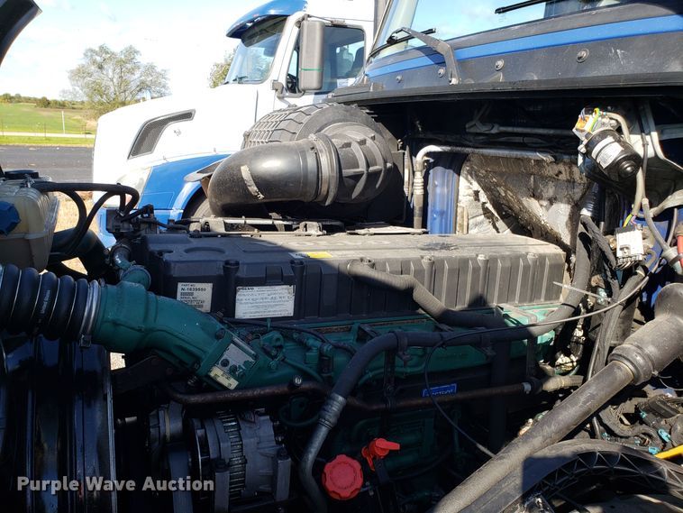 image for item DG8817 2006 Volvo VN semi truck