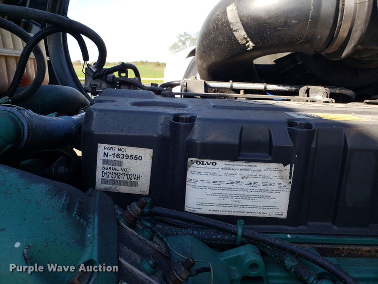 image for item DG8817 2006 Volvo VN semi truck