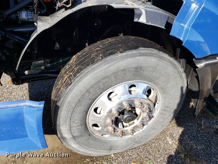 image for item DG8817 2006 Volvo VN semi truck