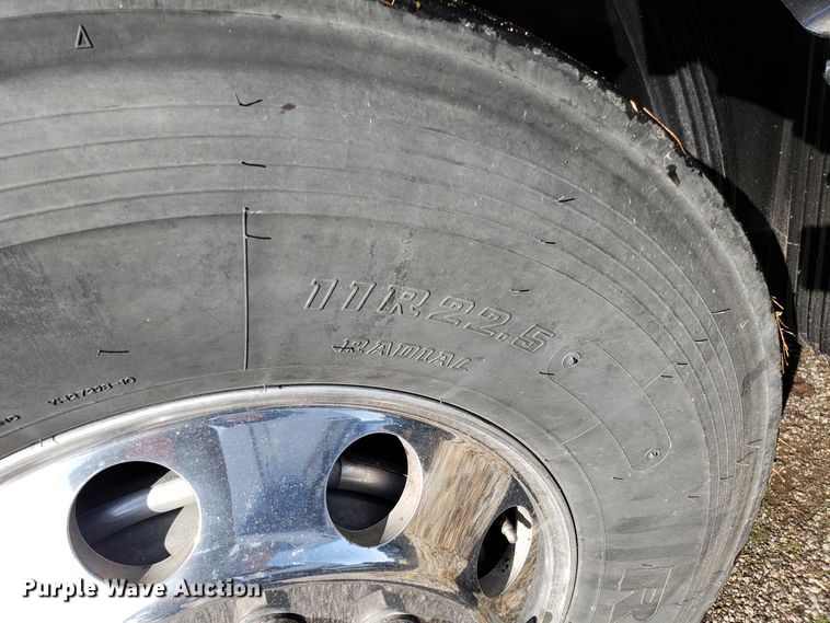 image for item DG8817 2006 Volvo VN semi truck