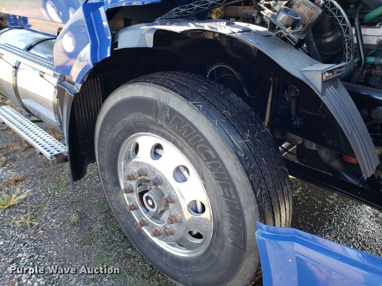 image for item DG8817 2006 Volvo VN semi truck