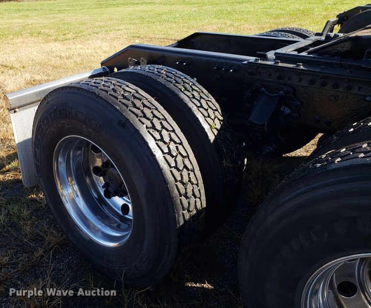 image for item DG8817 2006 Volvo VN semi truck