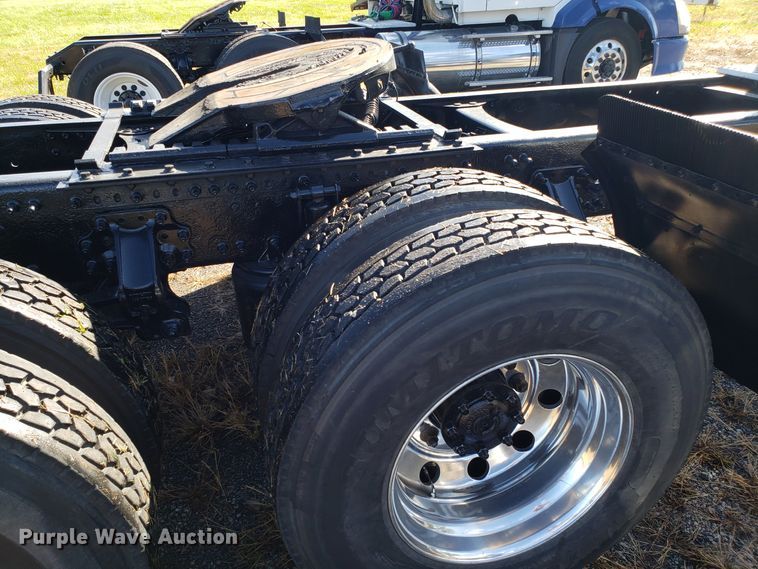 image for item DG8817 2006 Volvo VN semi truck