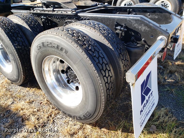 image for item DG8817 2006 Volvo VN semi truck