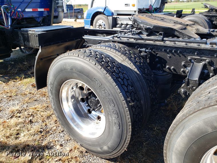 image for item DG8817 2006 Volvo VN semi truck