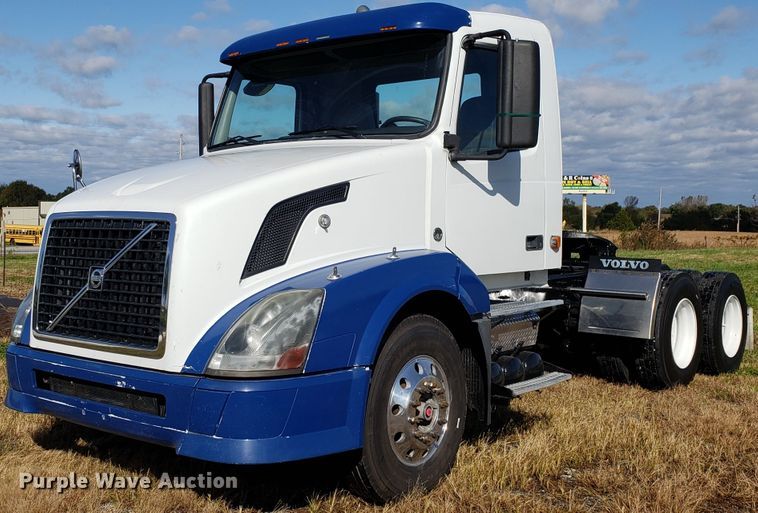 image for item DG8818 2007 Volvo VN semi truck