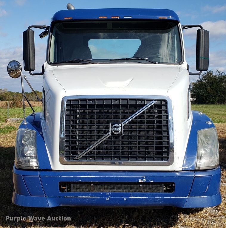 image for item DG8818 2007 Volvo VN semi truck