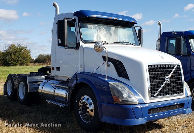 image for item DG8818 2007 Volvo VN semi truck