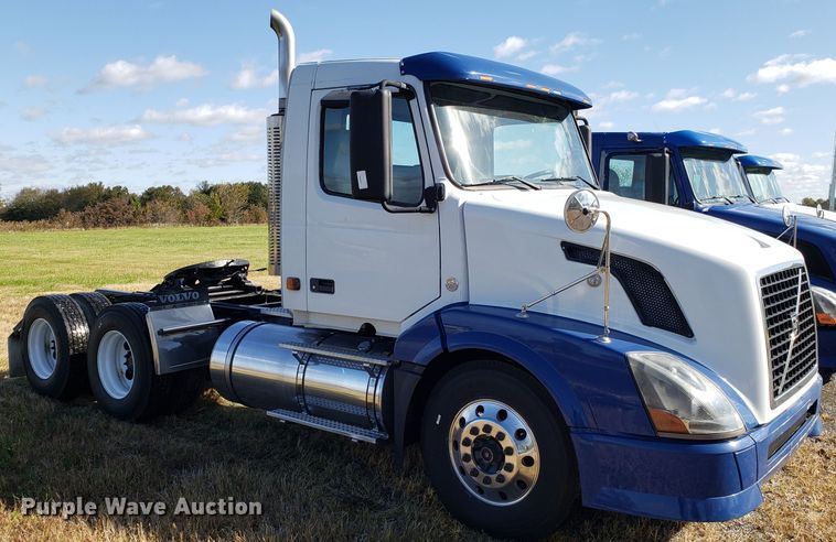 image for item DG8818 2007 Volvo VN semi truck