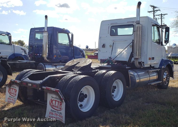 image for item DG8818 2007 Volvo VN semi truck