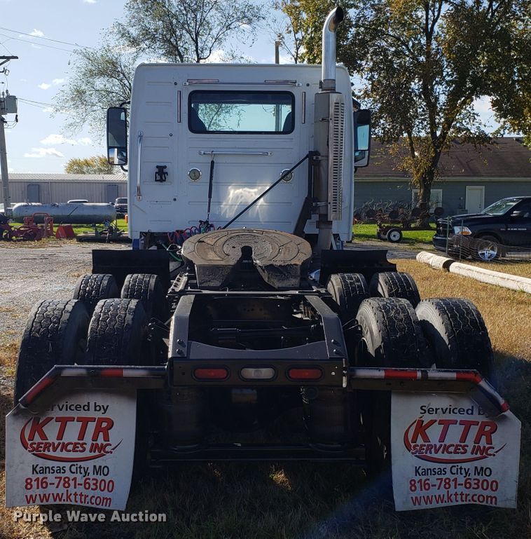 image for item DG8818 2007 Volvo VN semi truck